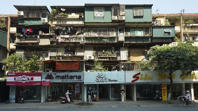 Trên phố Phạm Ngọc Thạch, những cửa hàng mặt tiền được chăm chút nhiều màu sắc, sáng sủa, trái ngược với những lồng sắt lô nhô bên trên.