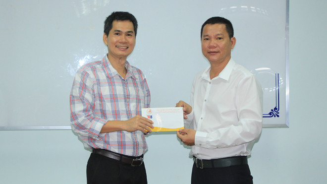 Doanh nhân Nguyễn Ngọc Lang, TGĐ Cty Mỹ phẩm Đăng Dương gửi báo Tiền Phong 20 triệu đồng để thực hiện hoạt động cứu trợ bà con vùng lũ