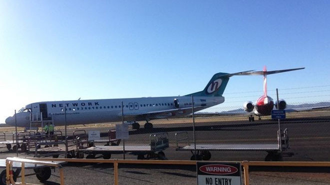 Hai máy bay bị dính phần đuôi vào nhau tại sân bay Paraburdoo ở Pilbara, bang Tây Australia (Ảnh: ABC)