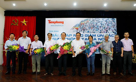 Đại diện báo Tiền Phong và các khách mời tham dự buổi tọa đàm.