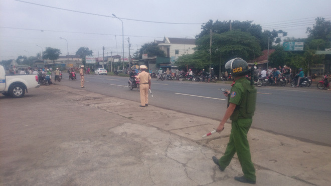 Lực lượng công an chốt chặn điều tiết giao thông và truy bắt các đối tượng bỏ trốn.