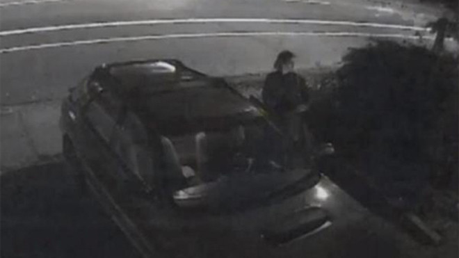 Người phụ nữ lạ mặt lấy đi chiếc Subaru màu đỏ và xe được trả lại ngay ngày hôm sau. Ảnh: WPXI.