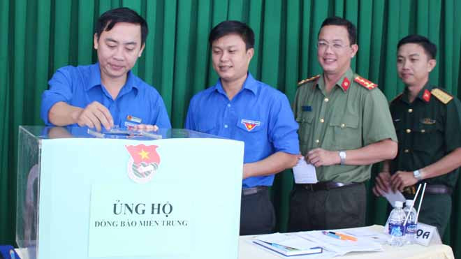 Đồng chí Đào Chí Nghĩa, Phó Bí thư thường trực Thành Đoàn Cần Thơ cùng các đơn vị ủng hộ đồng bào miền Trung bị ảnh hưởng bởi mưa lũ. ẢNH: THANH TÙNG