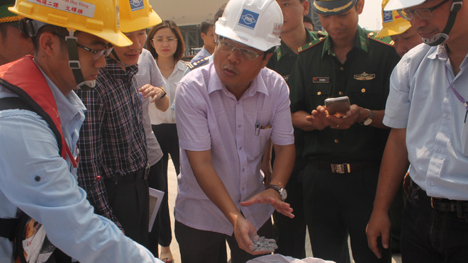 Lực lượng chức năng lấy mẫu để phân tích. 