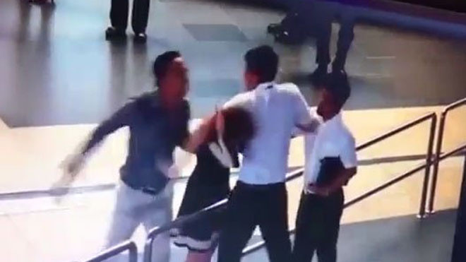 Ảnh cắt ra từ clip. Ông Đào Vịnh Thuấn mặc áo trắng, đứng ngoài cùng bên phải.