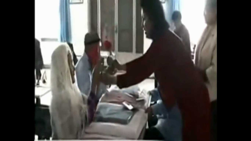 Chú rể 71 tuổi cầu hôn một năm mới lấy được cô dâu 114 tuổi