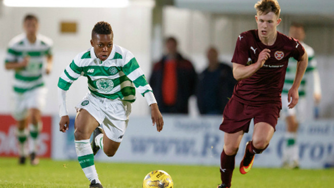 Karamoko Dembele đi bóng trước đàn anh hơn nhiều tuổi. 