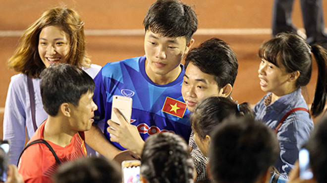 Lương Xuân Trường trong vòng vây của CĐV khi anh tập luyện cùng đội tuyển Việt Nam. Ảnh: Đức Đồng.