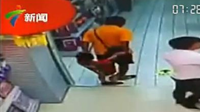 Ông bố đã vô tình ngã ngồi lên người cậu con trai bé bỏng của mình.