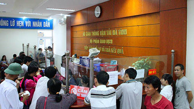 Người dân đến đổi giấy phép lái xe tại Sở Giao thông Hà Tĩnh sáng 13/10. Ảnh: Đức Hùng