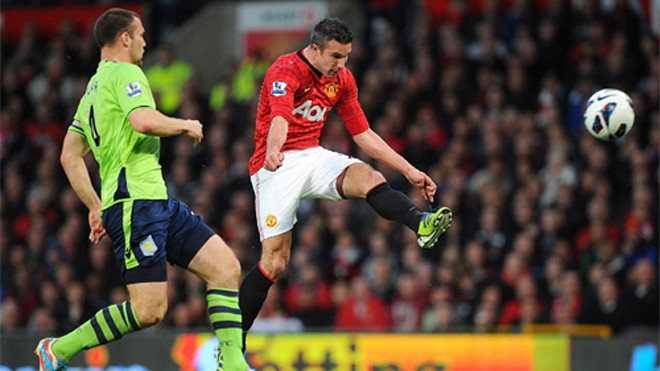 Van Persie (áo đỏ) khi ghi bàn vào lưới Aston Villa. Ảnh: Reuters