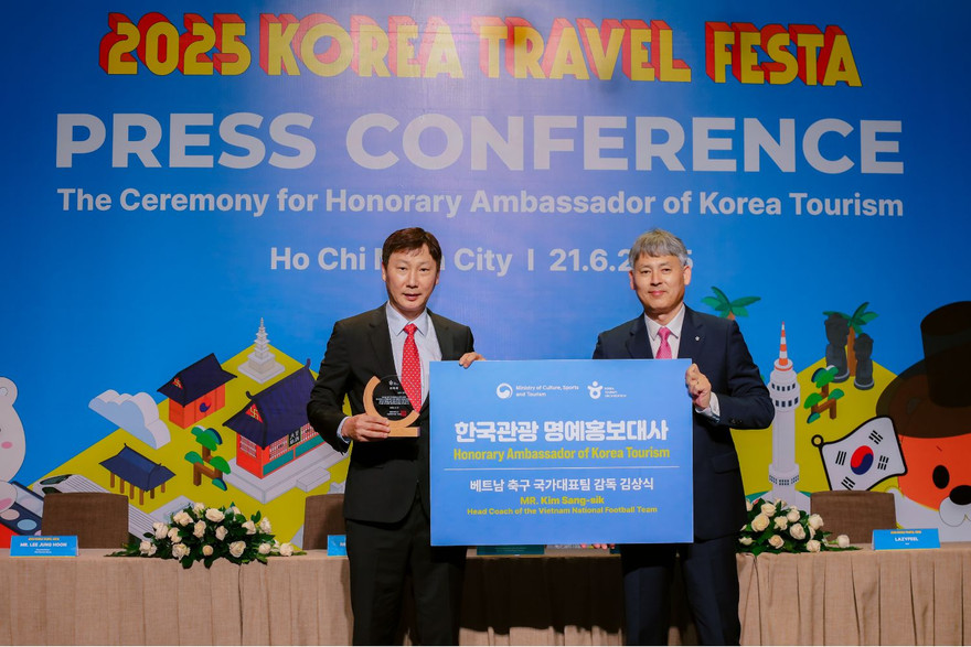 Huấn luyện viên Kim Sang-sik làm Đại sứ danh dự Du lịch Hàn Quốc tại Việt Nam