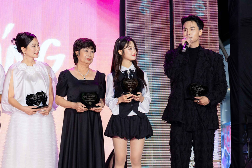 Đoàn Thế Vinh bật khóc nói về vai nam chính phim Lật Mặt 8