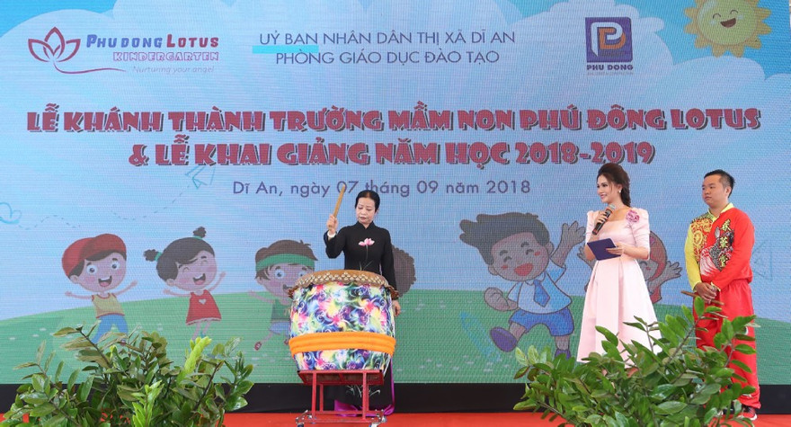 Lãnh đạo Bình Dương đánh trống khai giảng