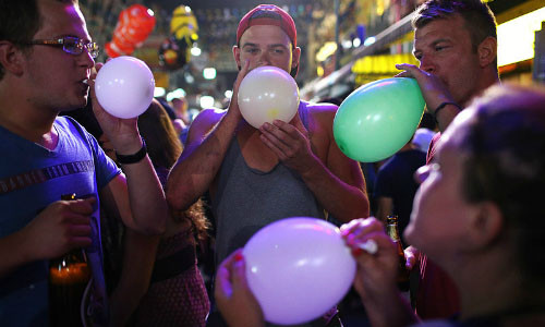 Bóng cười thường được giới trẻ sử dụng trong các quán bar, cafe vỉa hè. Ảnh: Cardiffstudent Media