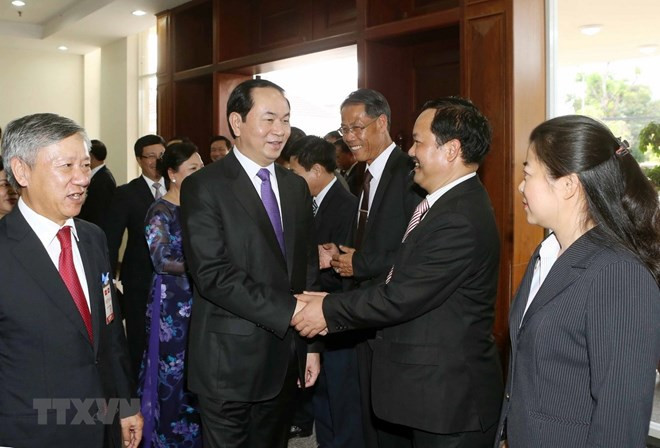 Chủ tịch nước Trần Đại Quang đến thăm, nói chuyện với cán bộ, nhân viên Đại sứ quán Việt Nam và đại diện cộng đồng Việt kiều đang học tập, làm ăn, sinh sống tại Lào trong chuyến thăm cấp nhà nước tới CHDCND Lào tháng 6/2016. (Ảnh: Nhan Sáng/TTXVN)
