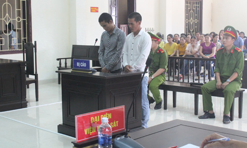 Bị cáo Mai Văn Nguyên và Đinh Hữu Tình tại phiên xử sơ thẩm. Ảnh: T.A