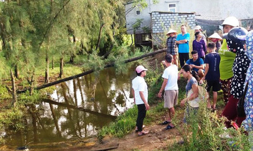 Hiện trường mương nước nơi bé 17 tháng tuổi chết đuối thương tâm