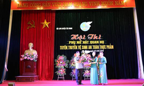 Đại diện Ban QLATTP tặng hoa chức mừng Hội thi