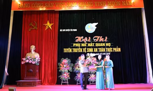 Đại diện Ban QLATTP tặng hoa chức mừng Hội thi