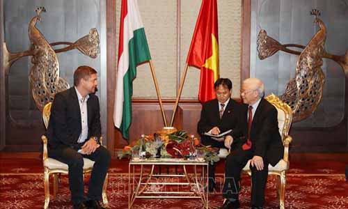 Tổng Bí thư Nguyễn Phú Trọng và Chủ tịch Đảng Xã hội Hungary Tóth Bertalan