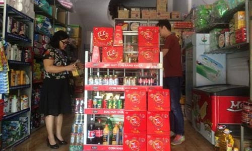 Đoàn công tác của Viện An toàn vệ sinh thực phẩm quốc gia và cán bộ Chi cục An toàn vệ sinh thực phẩm lấy mẫu thực phẩm tại cửa hàng tạp hóa 