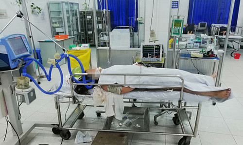 Nạn nhân được cấp cứu trong tình trạng nguy kịch (Ảnh: NLĐ)