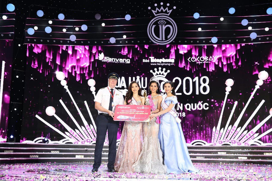 Cơ trưởng Jacob Thomsen - Đại diện Hãng hàng không Vietjet – Nhà Vận chuyển Hàng không chính thức của HHVN 2018 trao tặng món quà ý nghĩa cho Tân Hoa hậu đêm chung kết