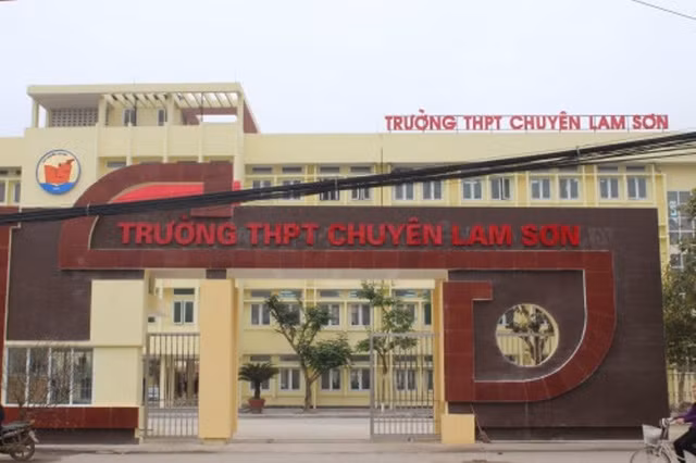 Cho đến nay, việc tuyển dụng giáo viên của Trường THPT chuyên Lam Sơn vẫn "dậm chân tại chỗ" vì Giám đốc Sở GD&ĐT không phê duyệt.