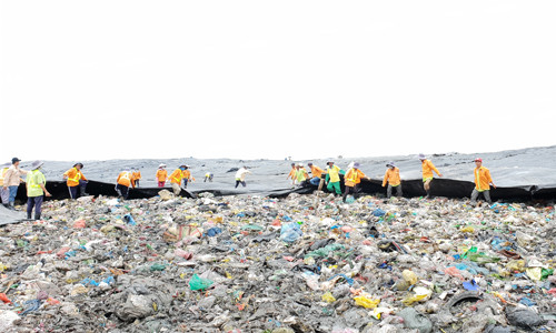 Kéo bạc xử lý rác trên Khu liên hợp xử lý chất thải rắn Đa Phước