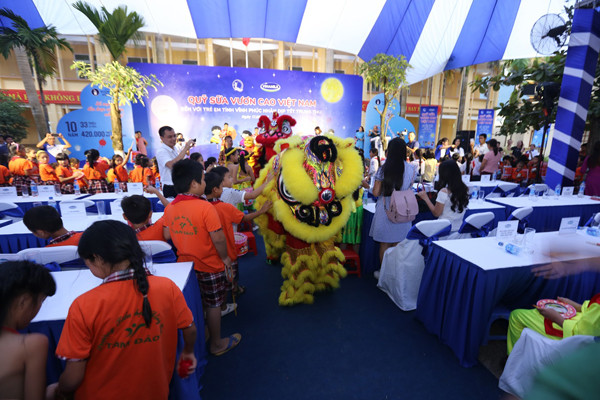 Quỹ sửa vươn cao Việt Nam và Vinamilk đem niềm vui ngày tết trung thu