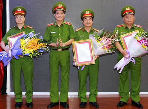 Lãnh đạo Cục Cảnh sát PCCC nhận quyết định của Bộ Công an. Ảnh: Cổng TTĐT Chính phủ