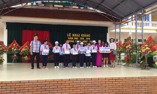 Nhà sách Tiền Phong Hải Phòng tặng quà học sinh nghèo vượt khó