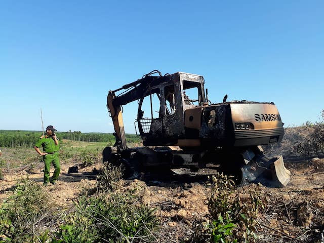 Quảng Trị: Máy múc đất cháy rụi trong đêm, nghi bị đốt