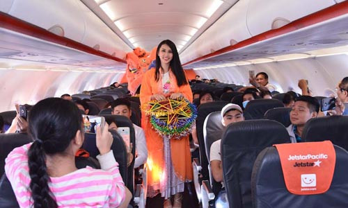 Hành khách trên chuyến bay của Jetstar ngày 23/9 vô cùng bất ngờ với sự xuất hiện của Người đẹp Nhân ái, HHVN 2018 Nguyễn Thúc Thùy Tiên