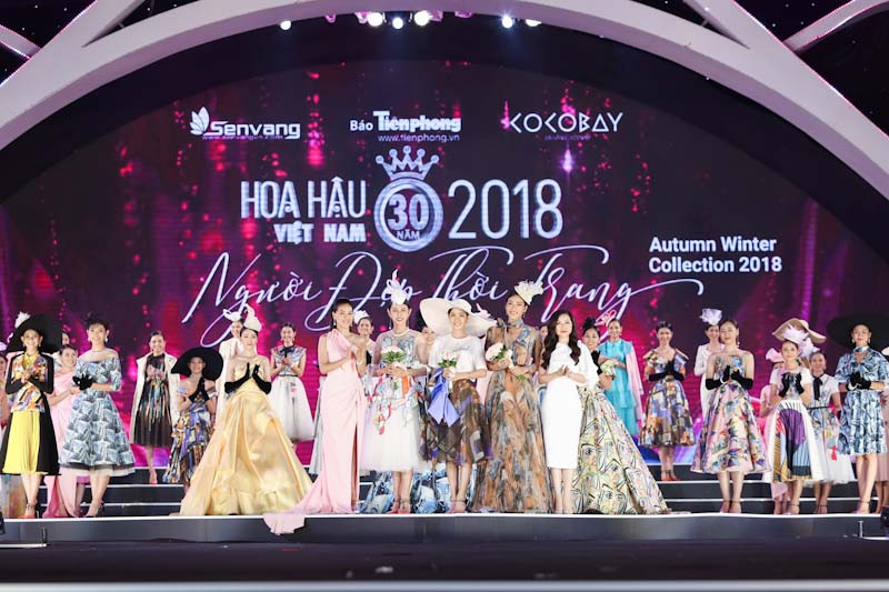 Ms. June Chean - Giám đốc Truyền thông của Công ty 4 Oranges - Thương hiệu sơn cao cấp Mykolor (bìa phải) và Ms. Huỳnh Thị Kim Dung – Phó Trưởng ban tổ chức Hoa hậu Việt Nam 2018 (bìa trái) tặng hoa và chúc mừng cho Top 3 người đẹp thời trang