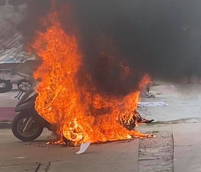 Xe Atila bất ngờ bốc cháy dữ dội, lái xe tháo chạy khi nghe hô hoán