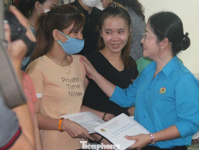 Bình Dương trao hỗ trợ cho công nhân vùng lũ có hoàn cảnh khó khăn