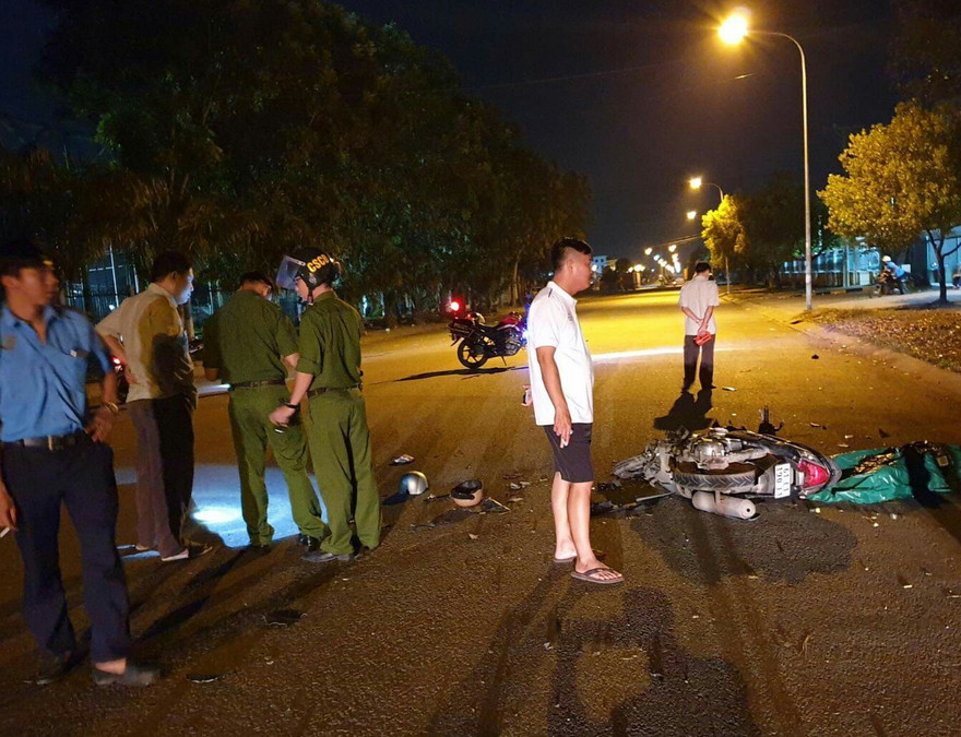 Tông xe trực diện tốc độ cao, hai người chết tại chỗ trước cổng KCN