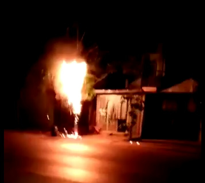 Bình Dương: Trụ điện bất ngờ nổ bùm bụp, cháy rực như đuốc trong đêm