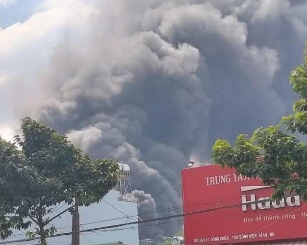 Khói lửa nhấn chìm 2 nhà xưởng ở Bình Dương