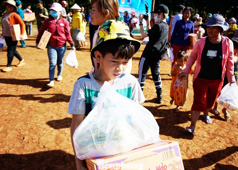 Trao học bổng ‘tiếp sức đến trường’ cho học sinh vùng biên giới