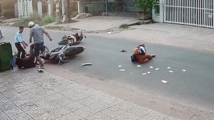 Thanh niên tấn công nạn nhân sau tai nạn 