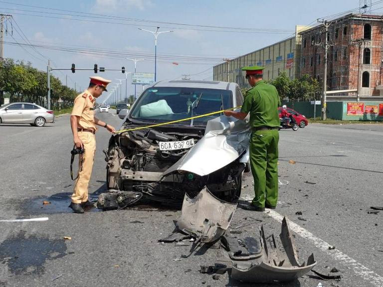 Tai nạn kinh hoàng giữa 3 ô tô trong khu công nghiệp ở Bình Dương