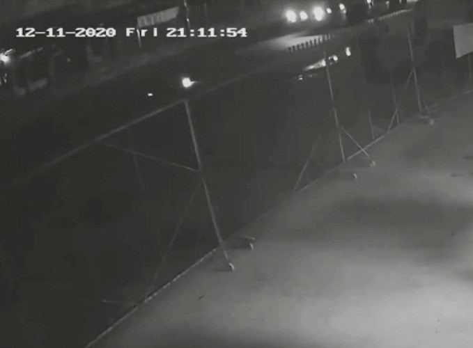 Người đi đường vô tâm quay mặt, thanh niên bị xe khách cán tử vong