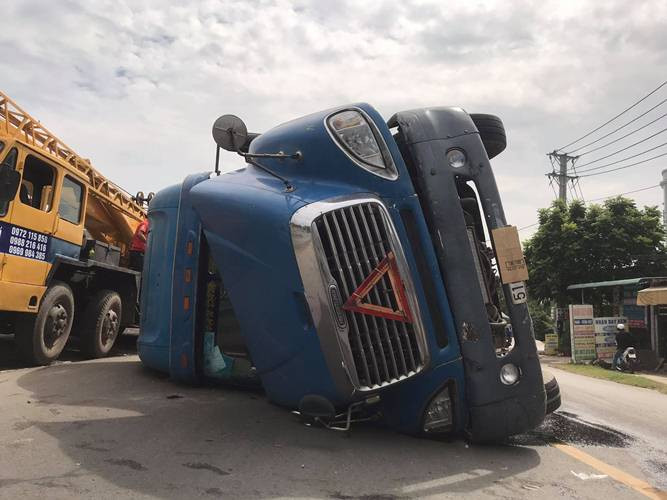 Container chở hàng chục tấn hàng ‘nằm lăn’ giữa đường khi đang lưu thông