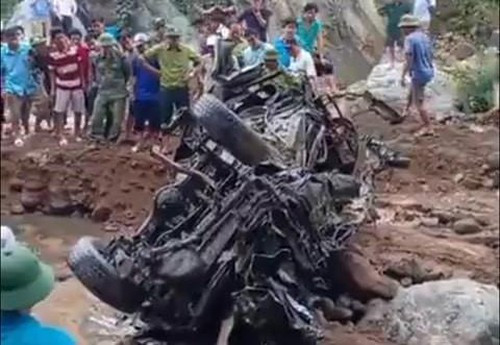 Hiện trường trục vớt chiếc xe gặp nạn