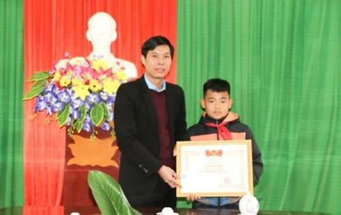 Khen thưởng nam sinh lớp 6 cứu bạn giữa dòng nước xiết
