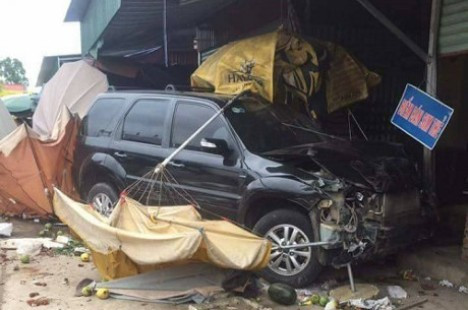 Xe biển xanh bị xe khách tông văng 20m