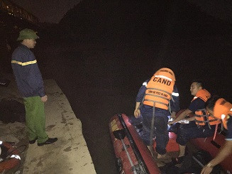 Nỗ lực tìm kiếm học sinh đuối nước trên sông Mã
